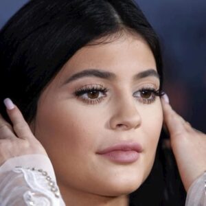 Forbes rimuove Kylie Jenner da lista paperoni: "Ha falsificato ricchezza"