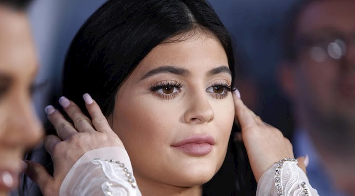 Forbes rimuove Kylie Jenner da lista paperoni: "Ha falsificato ricchezza"