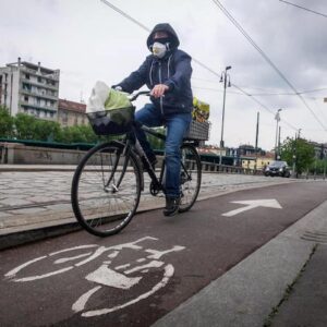 Auto, moto e bici: mascherina sì o no, quanta distanza... Tutte le regole (fino al 17 maggio)