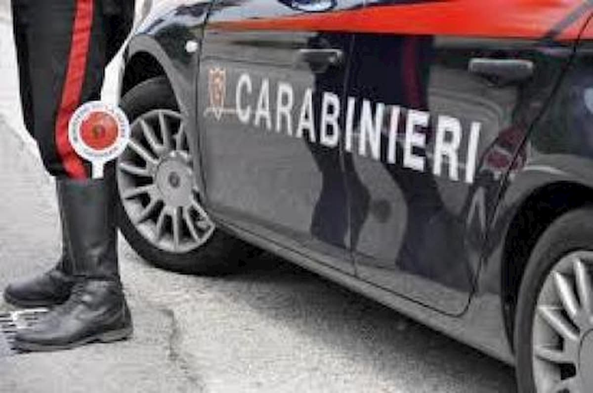 Spresiano, denunciata per furto cerca di sfondare il cancello dei carabinieri in retromarcia: arrestata
