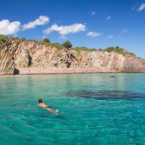 Sardegna: in spiaggia sì, ma il tuffo no? L'ordinanza non chiarisce sul bagno al mare