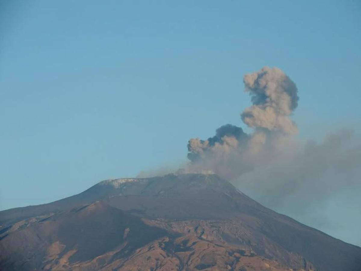 Etna torna a sbuffare: esplosioni e fumo dal nuovo cratere Sud-Est
