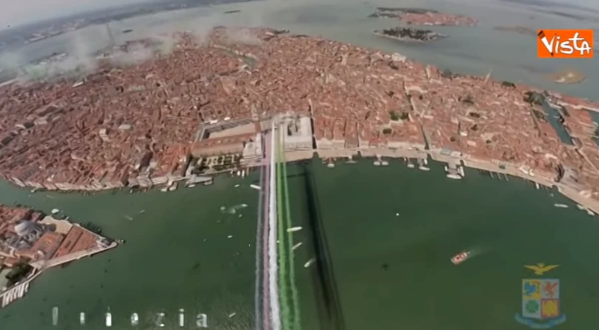 Frecce Tricolore sopra Venezia: un volo di solidarietà che attraversa l’Italia VIDEO