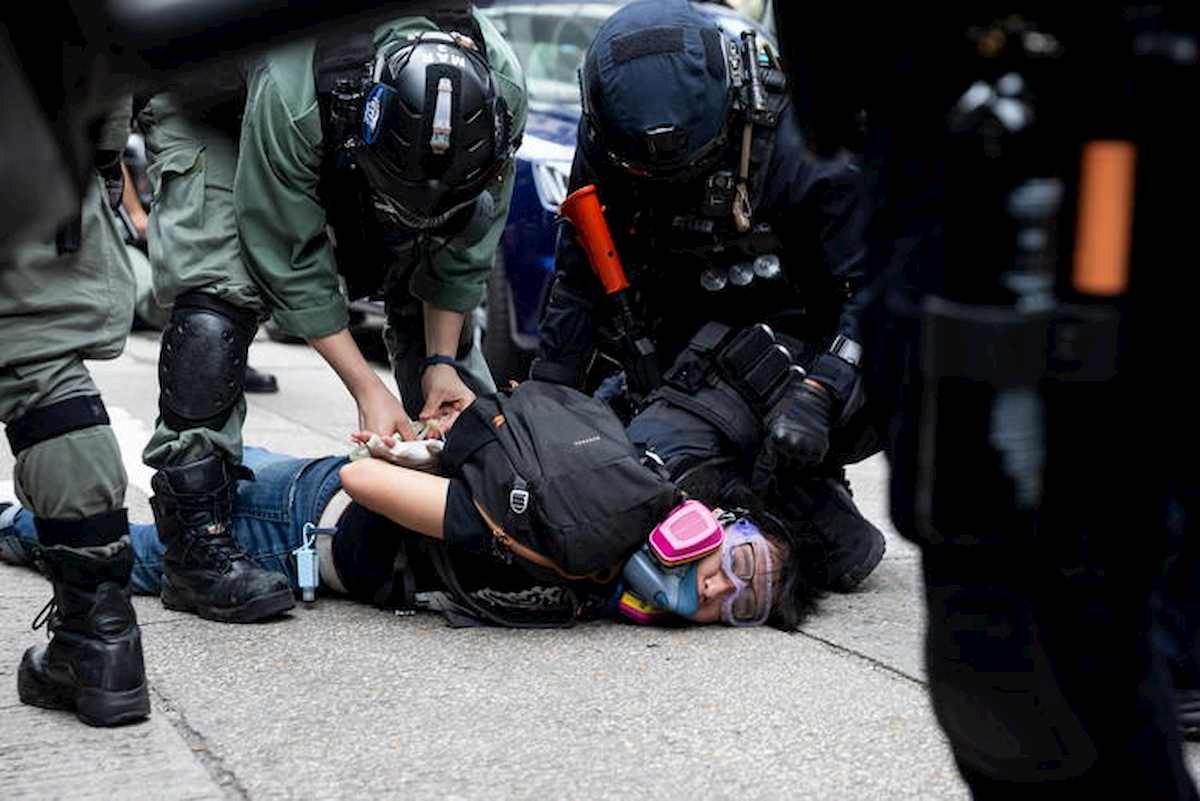 Hong Kong, scontri con la polizia e gas lacrimogeni sui manifestanti: 150 arresti