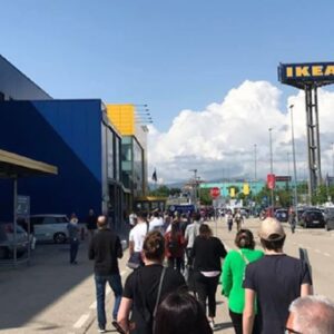 Ikea riapre. Migliaia di persone in fila a Milano, Torino, Roma, Bari...