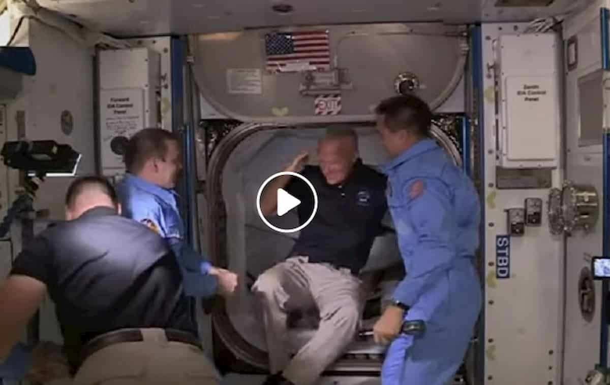 Douglas Hurley (Crew Dragon) sbatte la testa mentre entra nella Stazione Spaziale Internazionale VIDEO