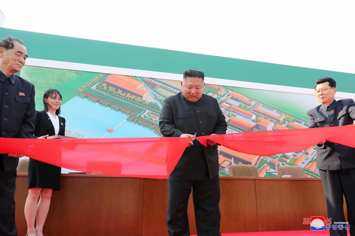Kim Jong-un riappare in pubblico dopo tre settimane e inaugura una fabbrica