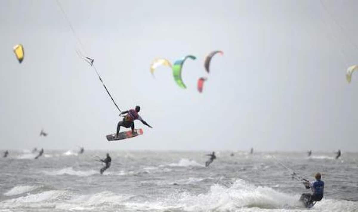 Fanno kitesurfing sul Lago di Garda: sconfinano dalla Lombardia al Trentino. Mega multa