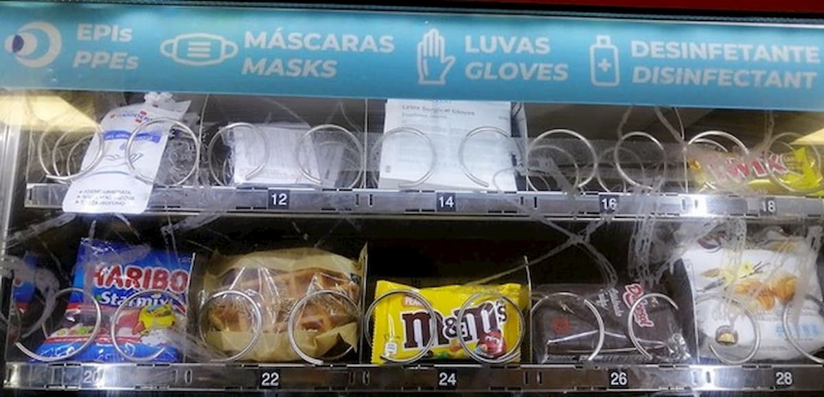 Mascherine con le patatine nei dispenser della metropolitana a Lisbona