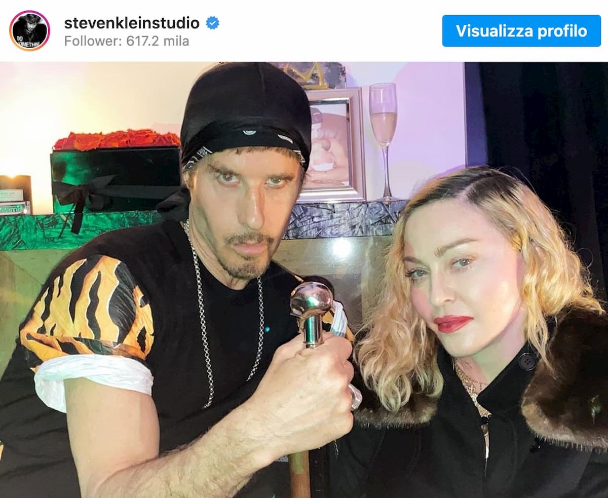 Madonna, foto senza mascherina e vicino all'amico fotografo al suo compleanno: critiche social
