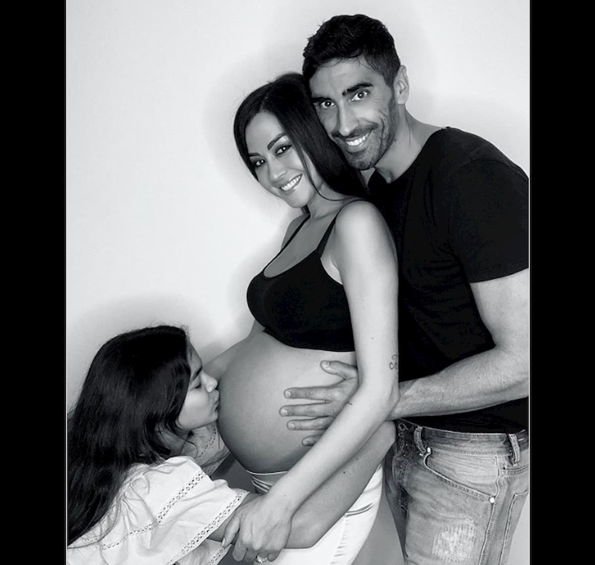 Filippo Magnini e Giorgia Palmas aspettano un figlio, l'annuncio su Instagram