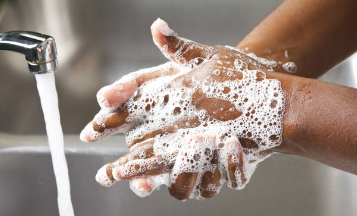 Coronavirus report Istat, mani lavate in media 12 volte al giorno