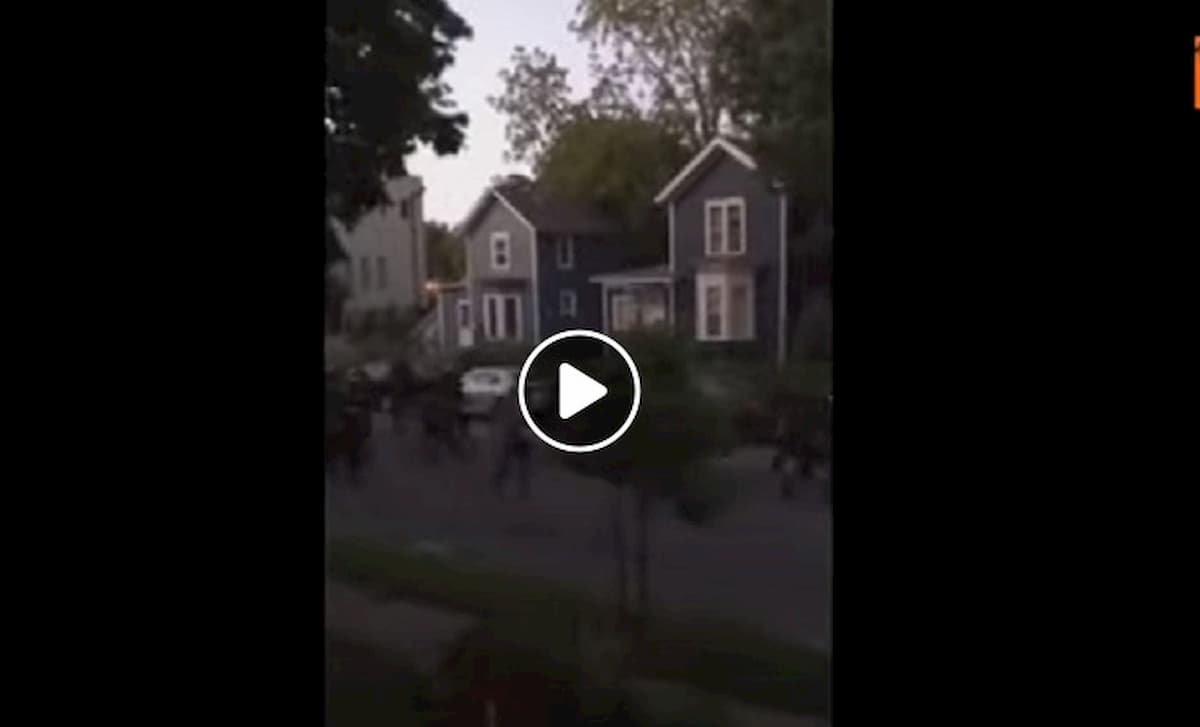 Minneapolis, esercito e agenti sparano verso i civili neri per farli rientrate in casa VIDEO