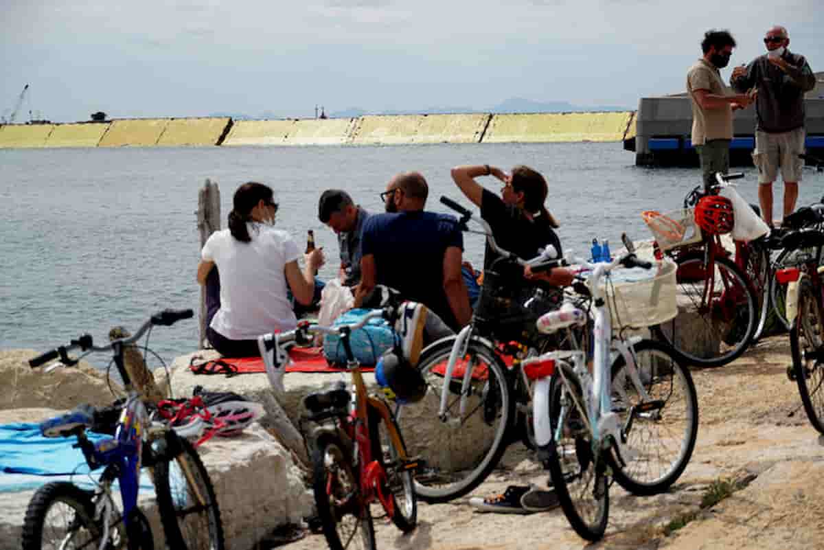 Mose Venezia, alzate le prime due barriere: i veneziani assistono dalla spiaggia VIDEO