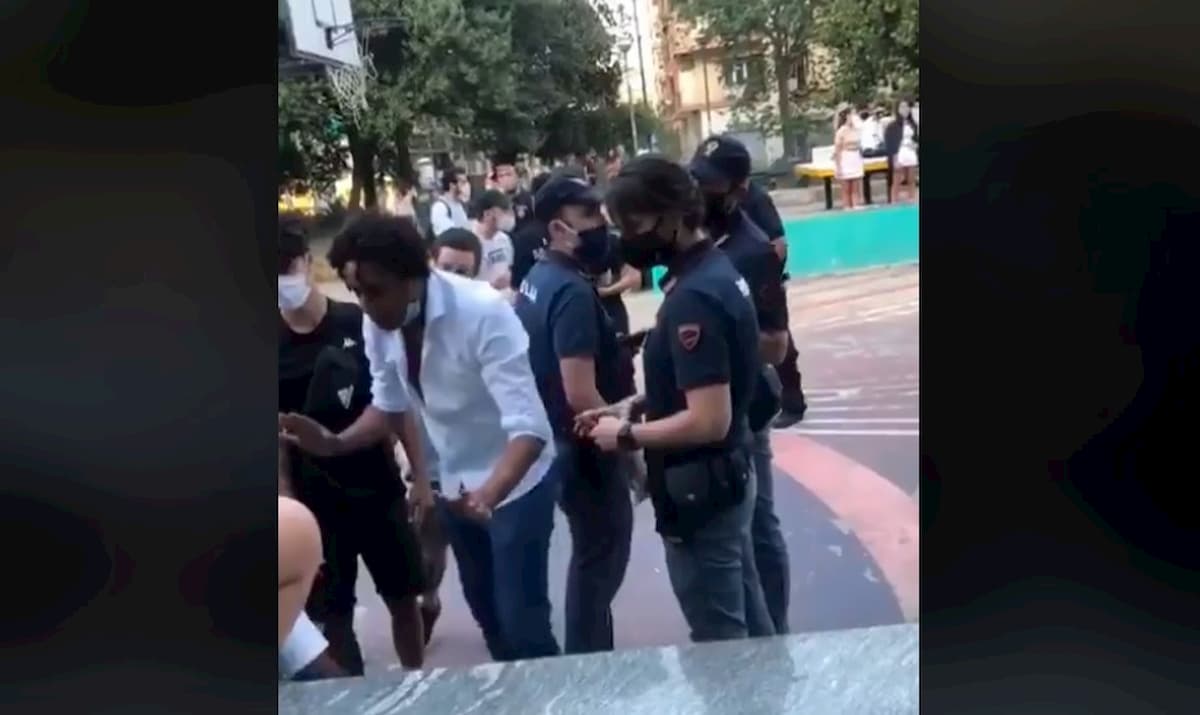 Napoli, ragazzo di colore litiga con i poliziotti: "Sono più napoletano di voi". Gli avevano chiesto il permesso di soggiorno