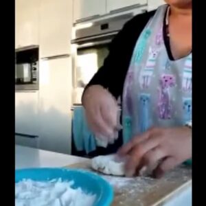 Prova a fare il pane al formaggio in casa, ma finisce male VIDEO