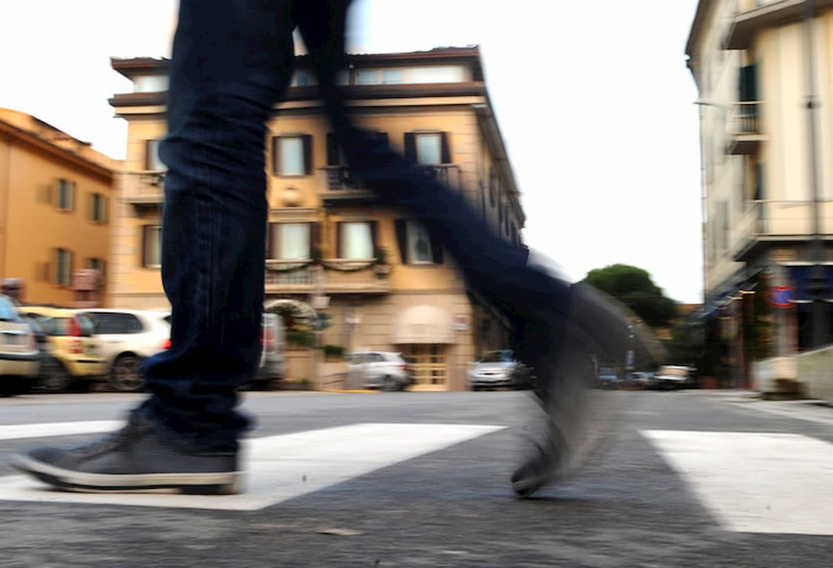 Pedoni, decessi record in tre giorni: non usano i marciapiedi per paura del contagio