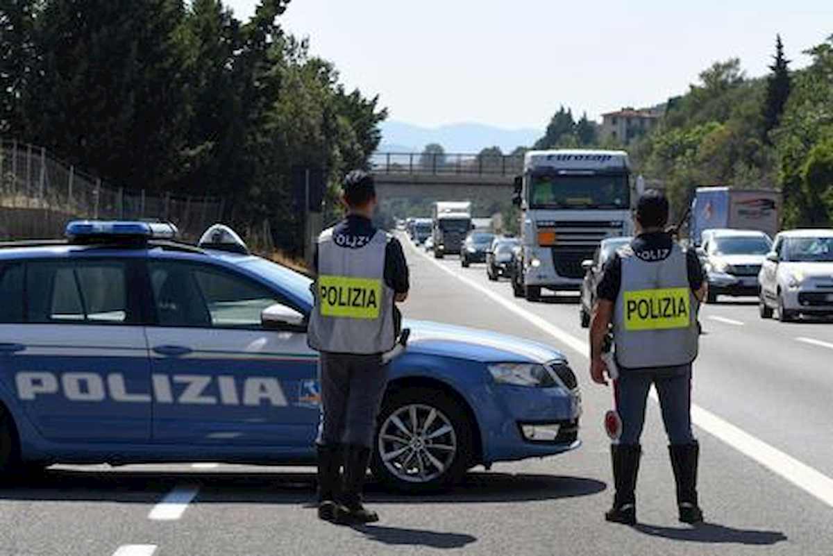 Milano, polizia stradale salva 2 persone dal suicidio: un uomo sul cavalcavia, un altro a folle velicità