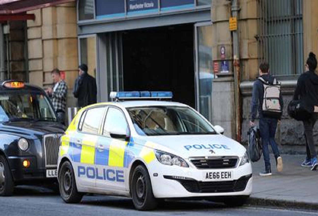 Inghilterra, 13enne di Reading accoltellato alla nuca: arrestati quattro ragazzi tra i 13 e i 14 anni
