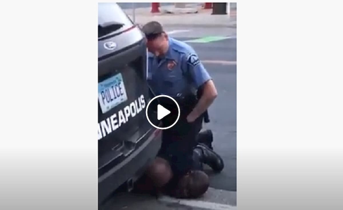 Minneapolis (Usa), morte in diretta VIDEO di un nero soffocato da un poliziotto