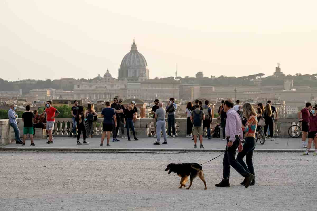 Roma fa petting con il contagio: runner, ciclisti, mamme, aperitivi... Coronavirus ci grazia, per ora