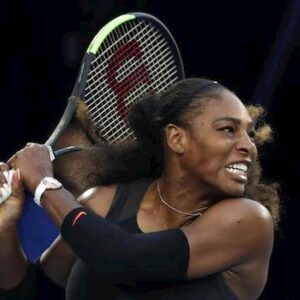 Serena Williams gioca contro se stessa, il video è virale sui social