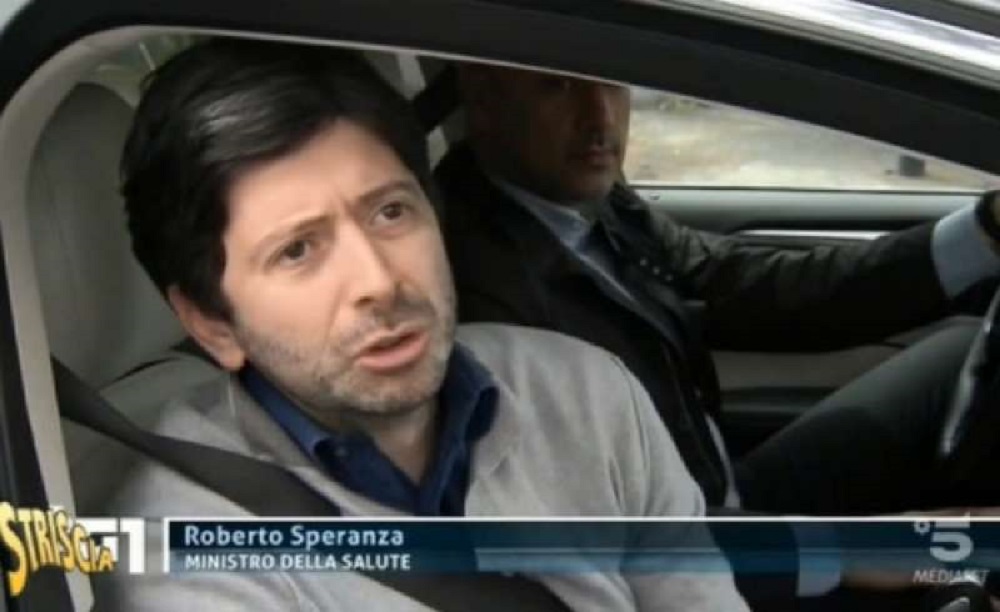 Roberto Speranza in auto, niente mascherina e appiccicato all'autista