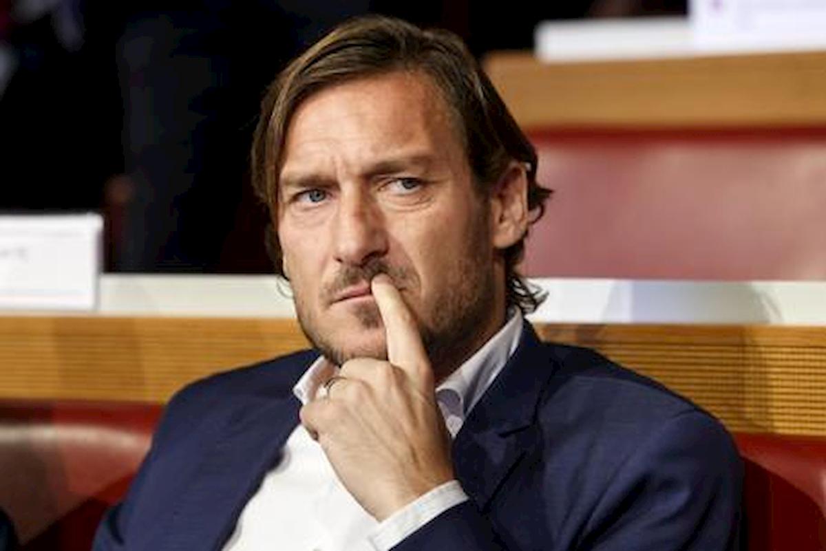 Francesco Totti firma le maglie per le donazioni all'ospedale di Civitavecchia