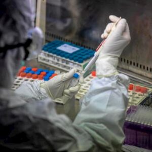 Vaccino coronavirus di Oxford-Pomezia, calate al 50% le chance di successo