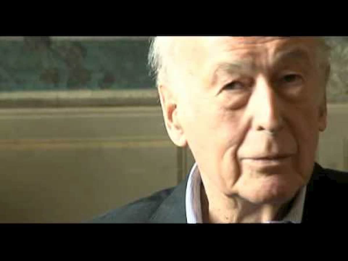 Valery Giscard D'Estaing, MeToo vede mano di 92(!) anni che palpa. Allucinazione?
