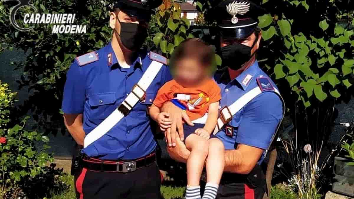 San Felice sul Panaro, bimbo di 3 anni esce di casa di notte e si perde: soccorso dai carabinieri