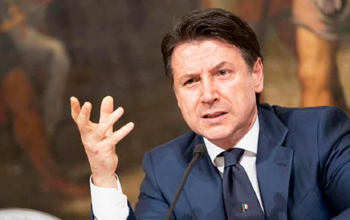Il premier Conte nella bufera promette ma non sa, gli italiani si fidano per 108 miliardi