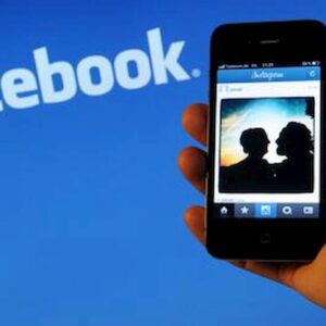 Facebook fa tabula rasa: la nuova funzione per ripulire la bacheca dai post del passato