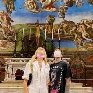 I Ferragnez nella Cappella Sistina fanno infuriare il web: "A noi comuni mortali è vietato fare foto"