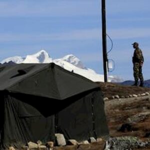 Himalaya, eserciti cinesi e indiani tornano a scontrarsi sul confine conteso