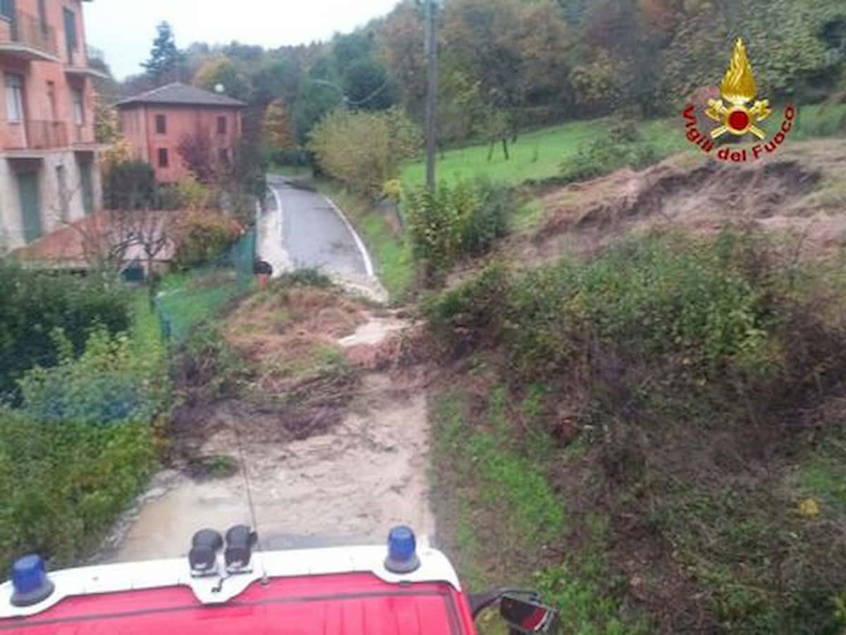 Maltempo, violenti temporali in Emilia e Toscana: allagamenti e frane, strade come torrenti
