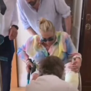 Mara Venier stampelle e sedia a rotelle dopo la caduta dalle scale VIDEO