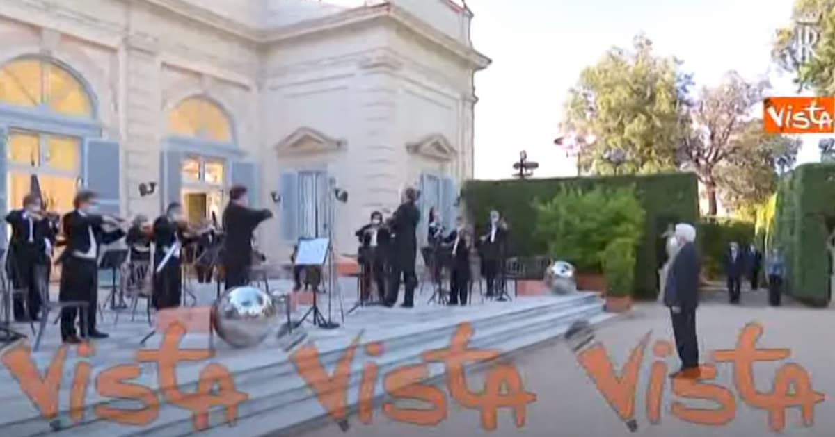 Mattarella ascolta l’inno nazionale eseguito per il concerto del 2 giugno VIDEO
