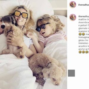 Michelle Hunziker criticata per la foto a letto con i cani e le figlie