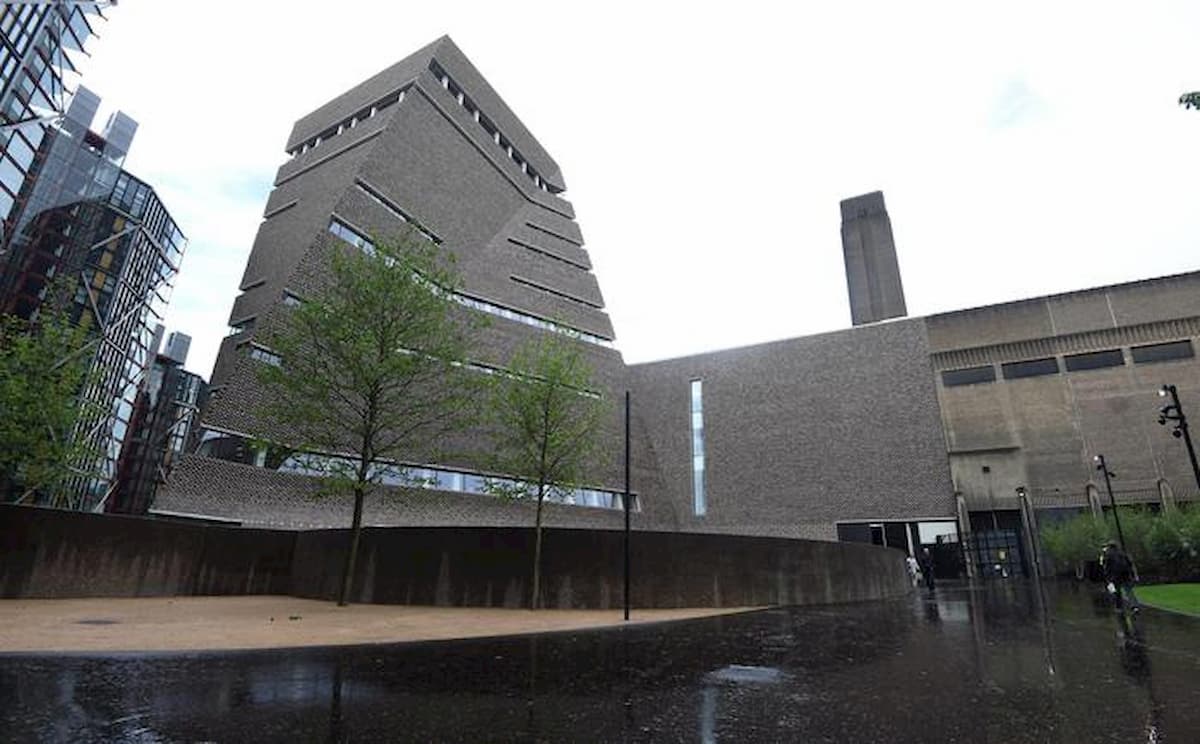 Rischia 15 anni di carcere l'uomo che gettò un bambino dal decimo piano della Tate Gallery di Londra