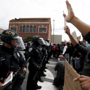 Minneapolis, Trump ai governatori: "Siete degli idioti se non arrestate i manifestanti"