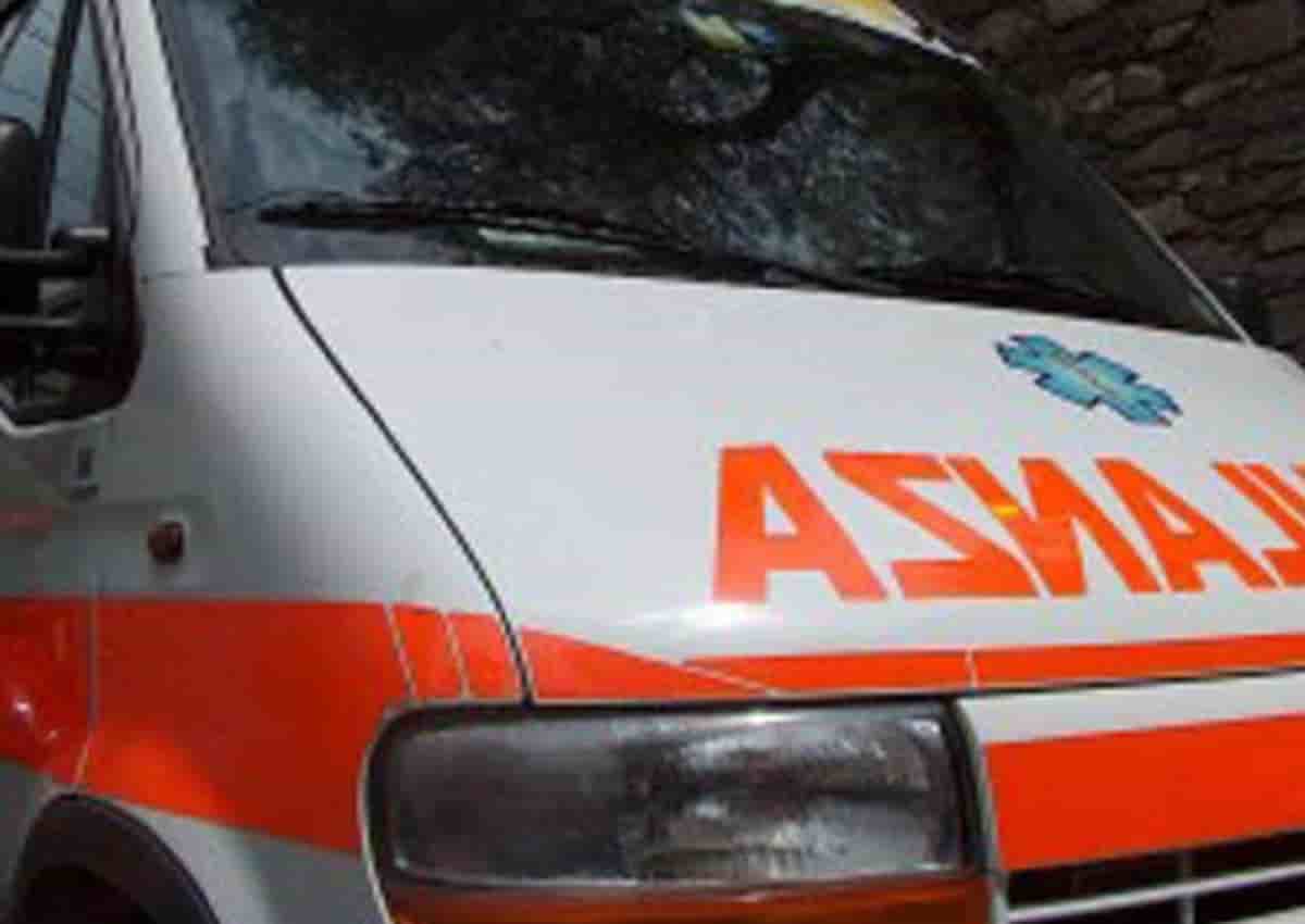 A8, foto d'archivio Ansa di una ambulanza