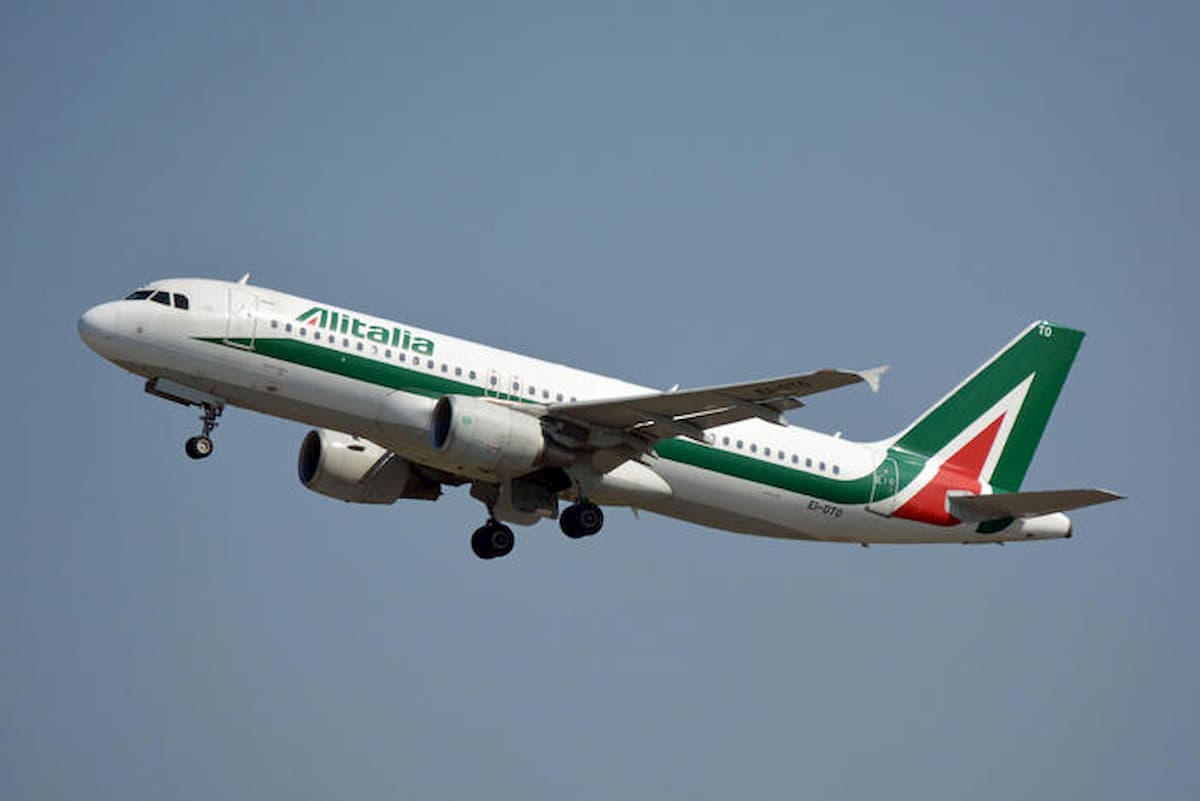 Alitalia, con app AOKpass certificato digitale in aeroporto: se sei negativo al Covid puoi volare