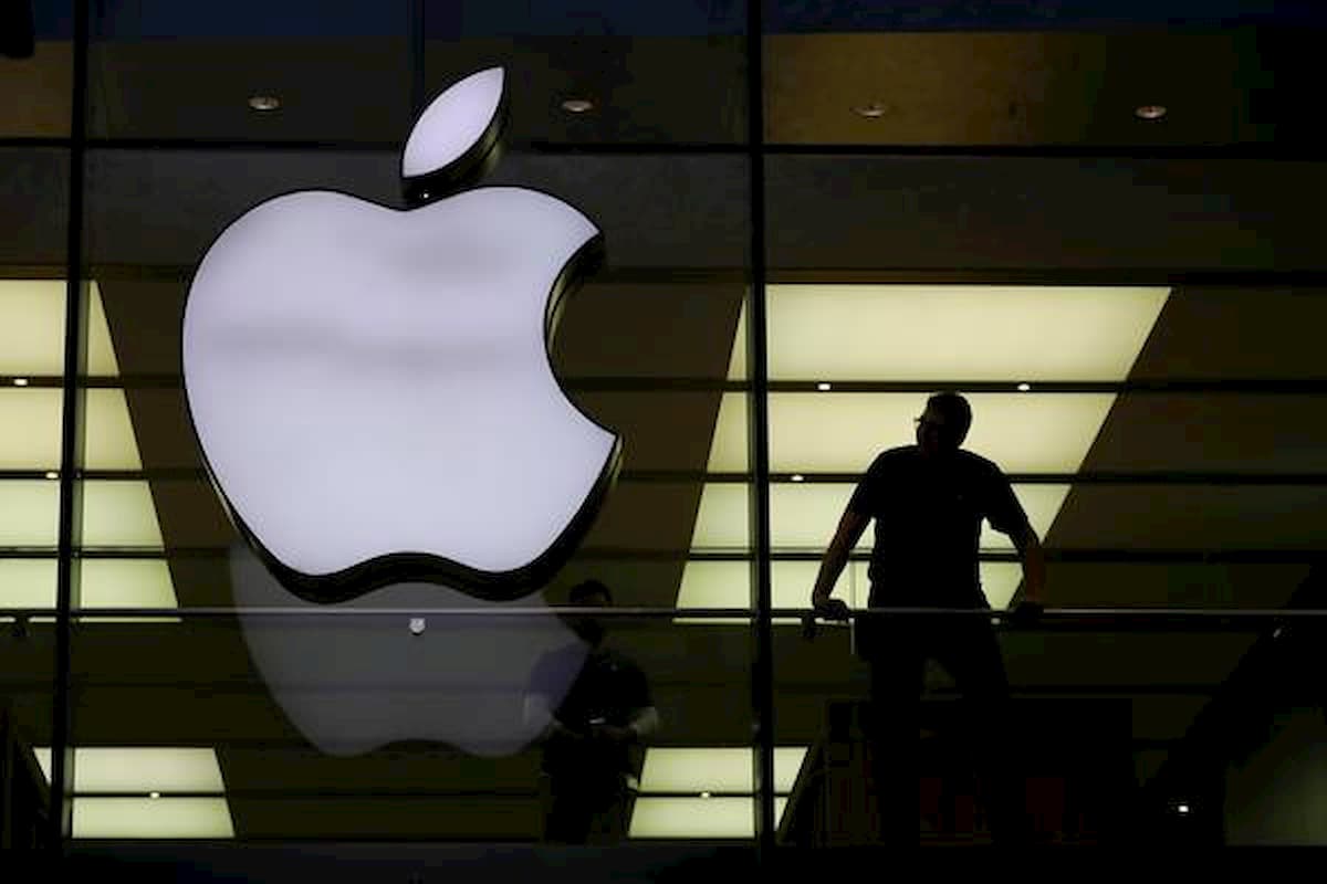 Antitrust multa Apple per pubblicità ingannevole: gli iPhone venduti come impermeabili si danneggiano con l'acqua