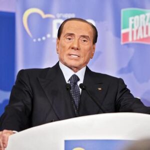 Par condicio, vigilia di elezioni e referendum: nessuno ne parla e Berlusconi (nella foto) cade sempre in piedi