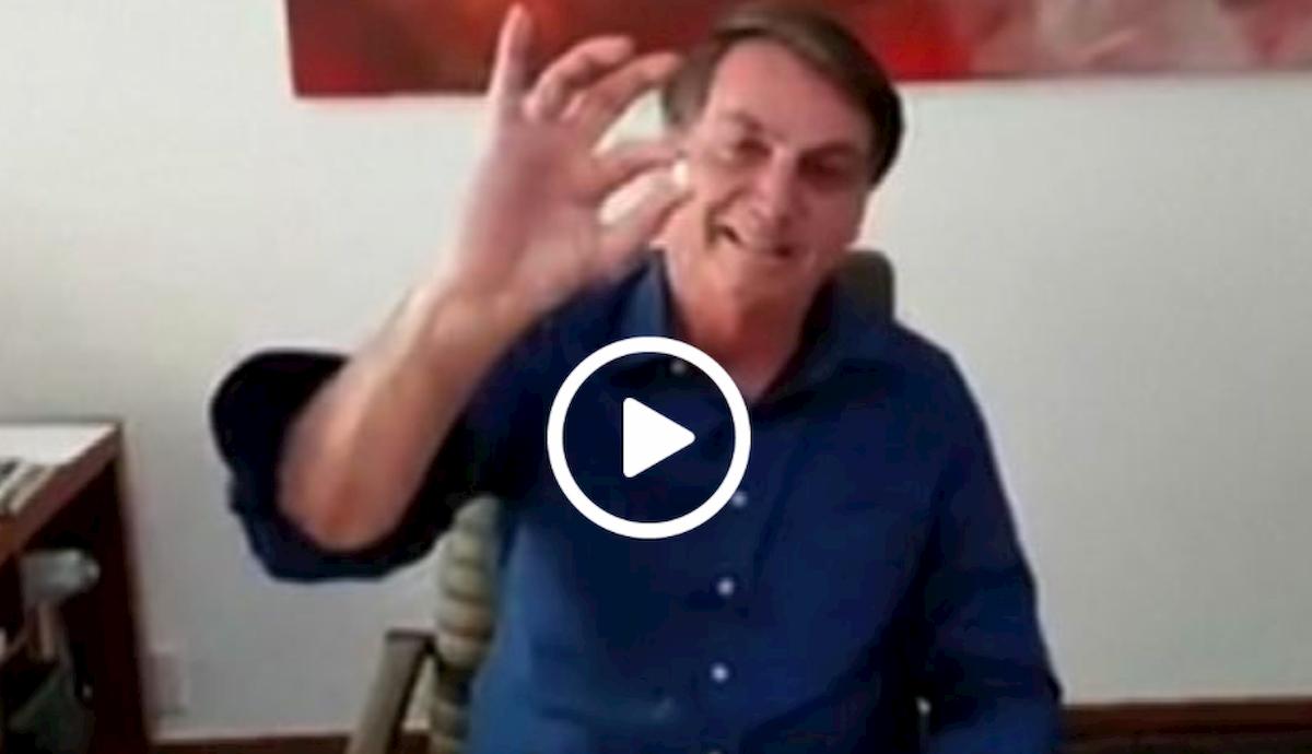 Bolsonaro, positivo al coronavirus, prende idrossiclorochina in diretta VIDEO