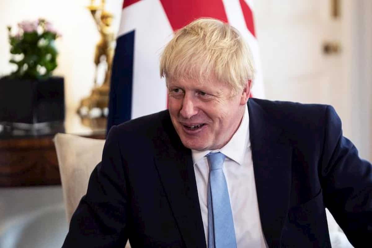 Biciclette a motore agli inglesi. Boris Johnson (nella foto)stanzia 2 miliardi "contro l'obesità"