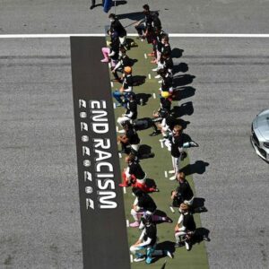 Gp Austria, Hamilton e altri 13 piloti in ginocchio con la maglia di Black Lives Matter