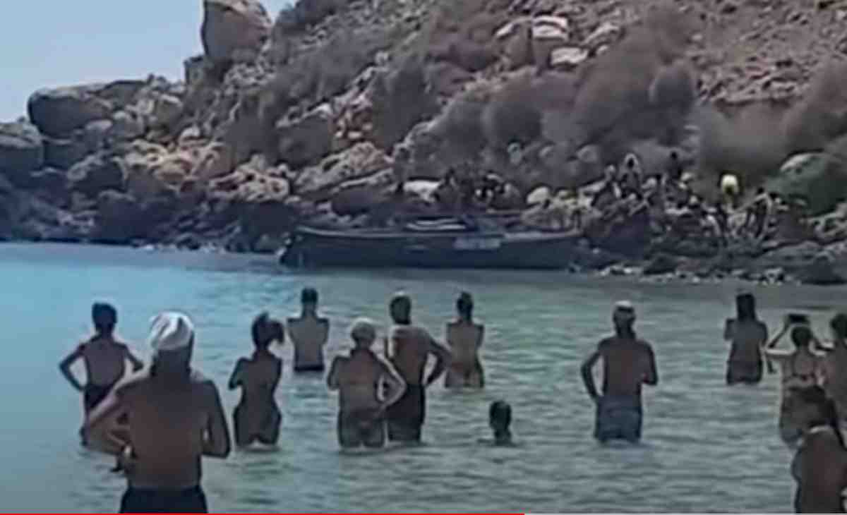 Migranti, a Lampedusa sbarchi autonomi su spiagge dei turisti. Tre in 20 minuti