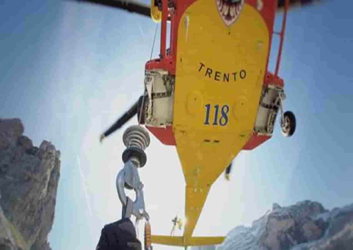 Monte Coppolo, foto d'archivio Ansa di un elicottero dei soccorsi